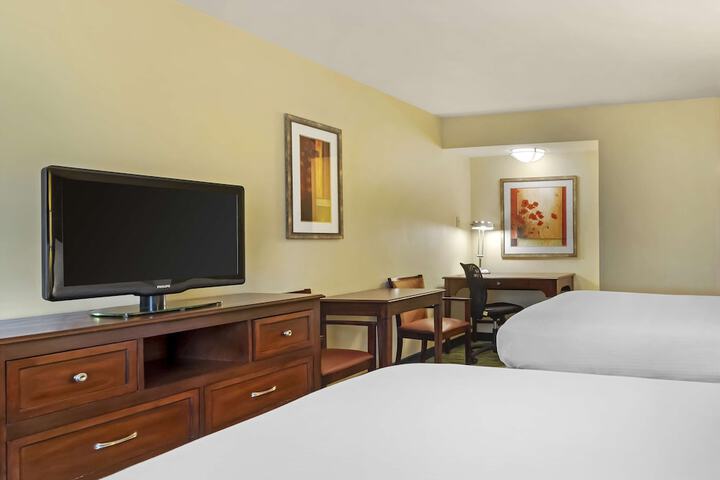 Room 11 of 28
