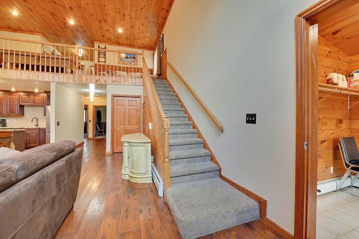 Walk to Hunter Village! Family Ski Retreat w / Deck