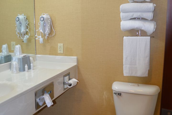 Brookshire Inn & Suites