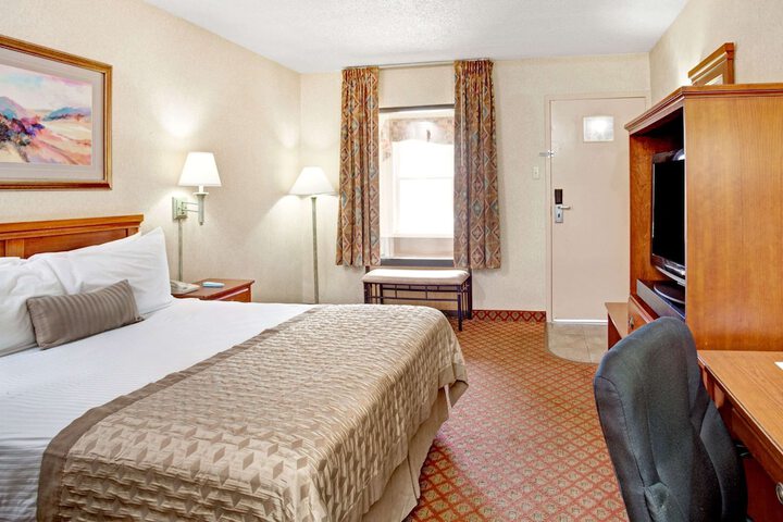 Room 9 of 16