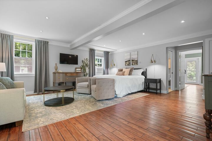 The Aurora Inn & Cottages