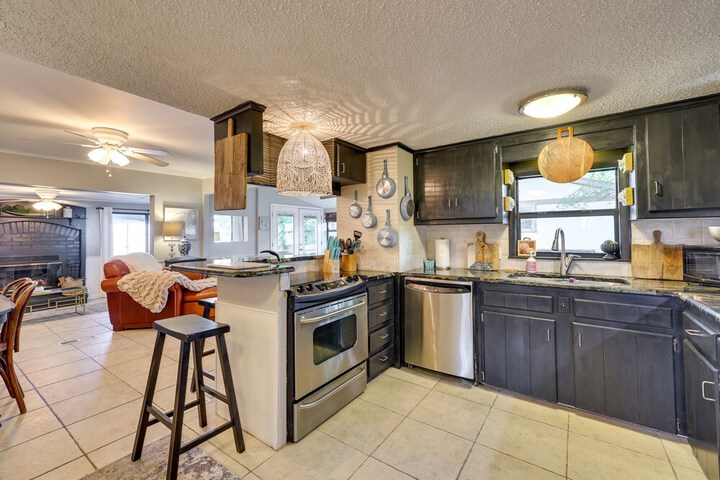 Waterfront Home w / Dock in South Grand Lake!