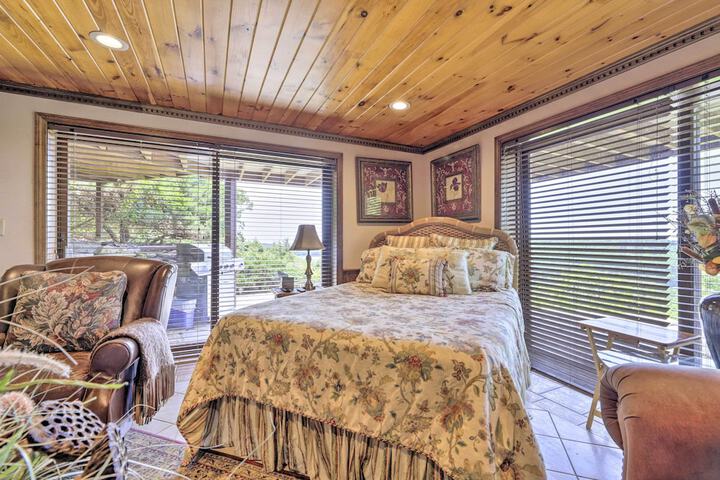 Cozy Studio: Indoor Hot Tub & Inground Pool Access