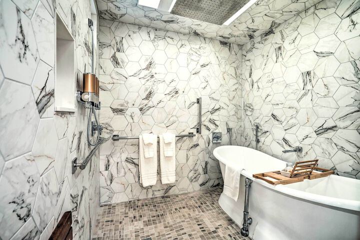 Luxury Spa Retreat: Private Courtyard & More!