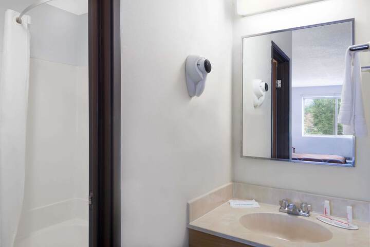 Super 8 by Wyndham Kingston