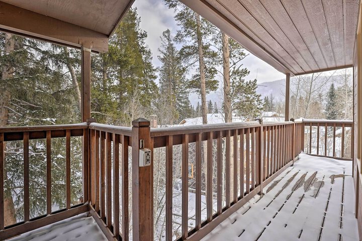 Fireplace & Stream Access: Cozy Grand Lake Retreat