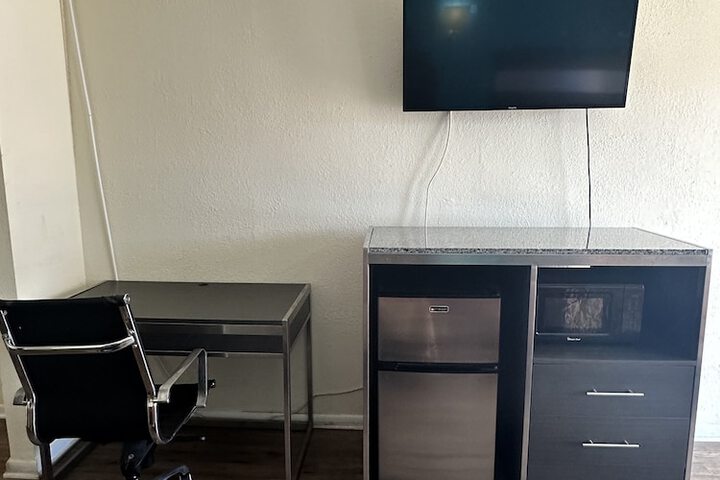 Room 5 of 9