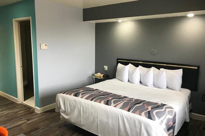 Room 13 of 28