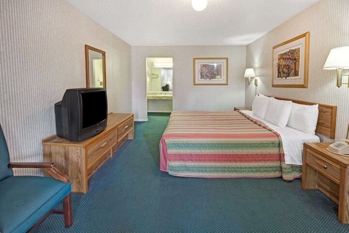 Room 8 of 15