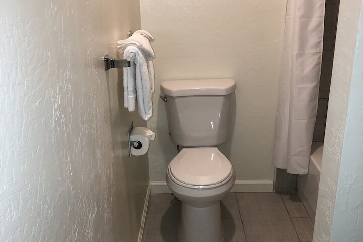 Cedar Inn & Suites