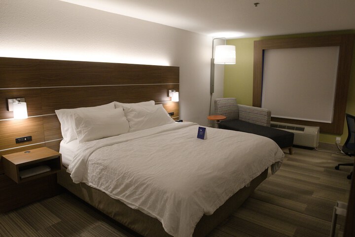 Holiday Inn Express & Suites Douglas by IHG