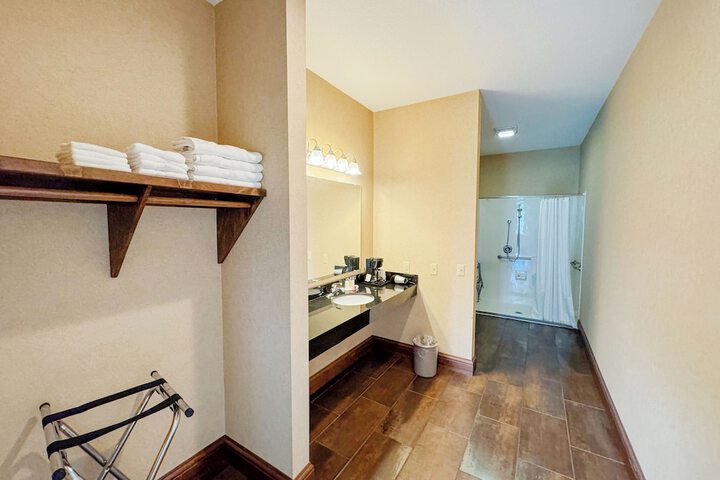 Days Inn by Wyndham Mackinaw City - Lakeview