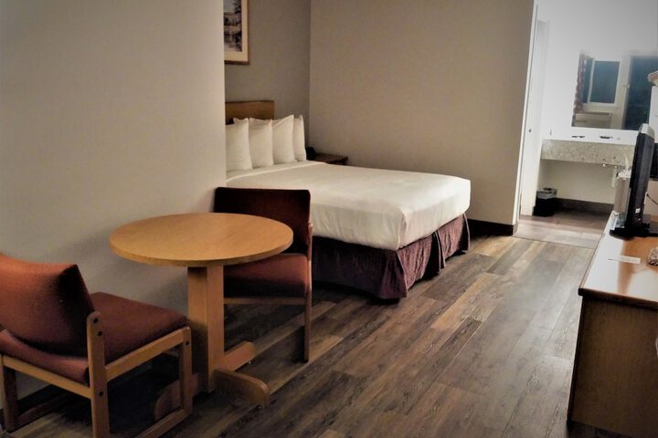 Room 10 of 27