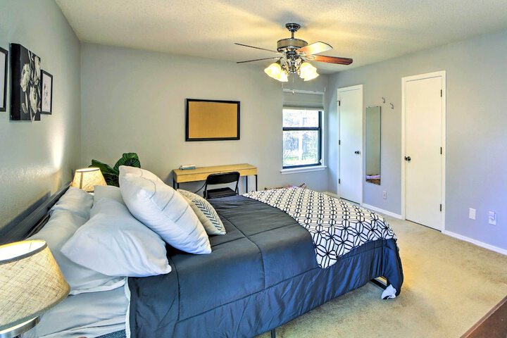 Family-friendly Broken Arrow Retreat w / Yard!