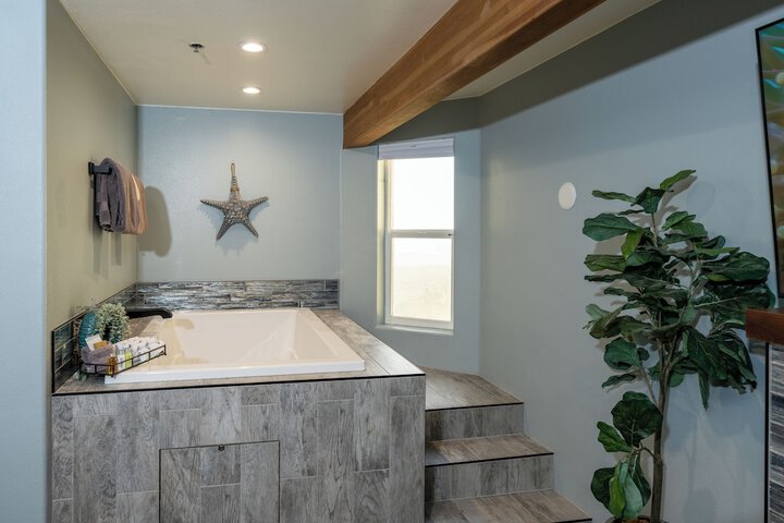Hot Tub 174 of 176