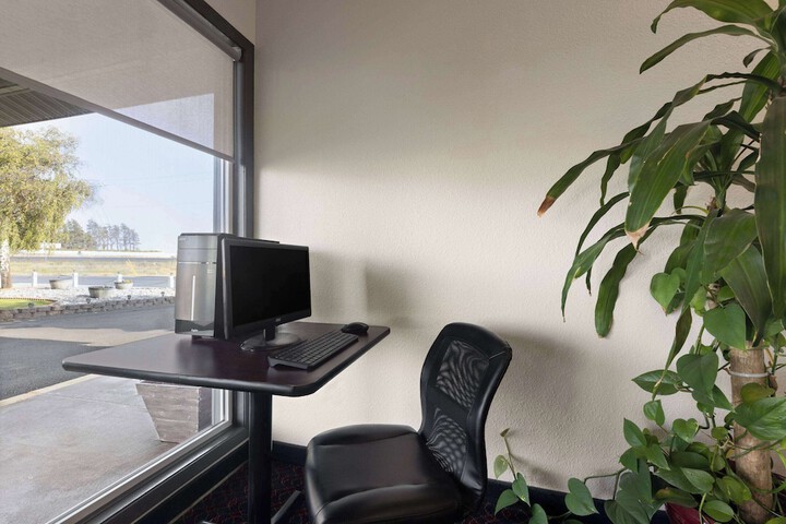 Business Center 82 of 85