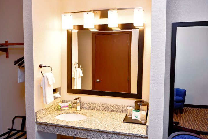 Room 16 of 38