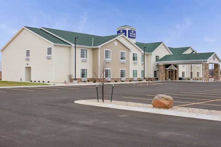 Cobblestone Hotel & Suites – Pulaski / Green Bay