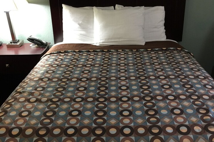 Pearsall Inn & Suites