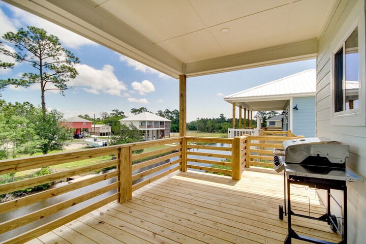 Lovely Bay St. Louis Retreat w / Dock & Canal Access