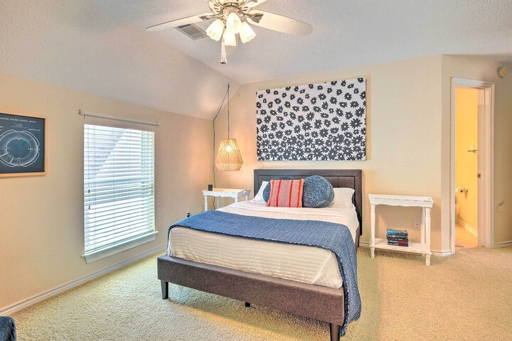 Beautiful Montgomery Home w / Lakefront Deck!