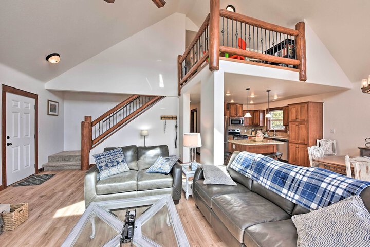 Gorgeous Twin Lakes Home w / Deck Overlooking Mtns!