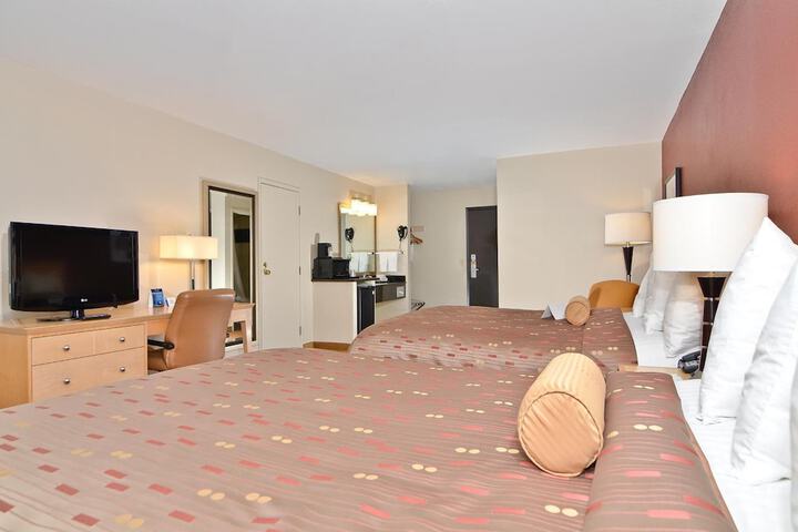 Clackamas Inn & Suites