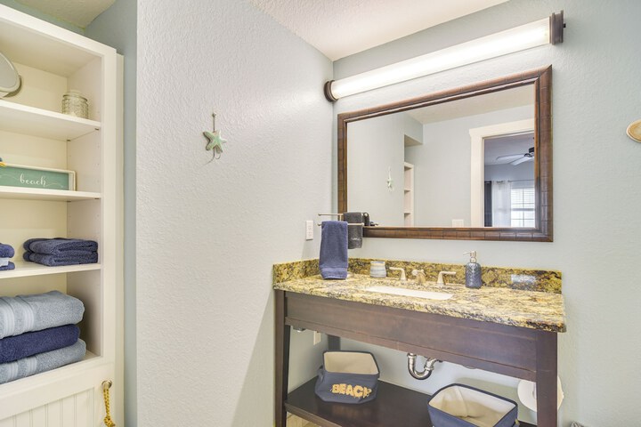 Waterfront Condo w / Water Park Walk to the Beach!