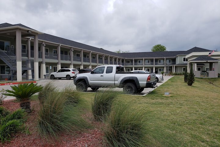 Hotel Exterior 27 of 29