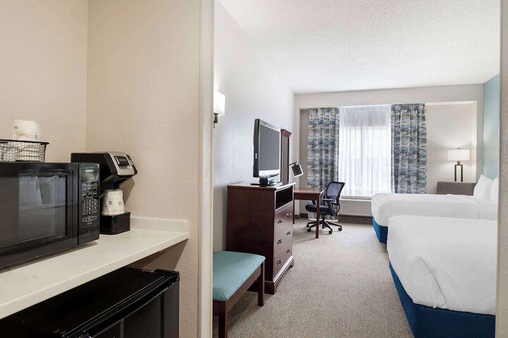 Best Western Plus Crossroads Inn & Suites
