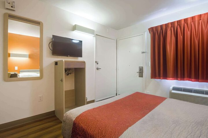 Room 8 of 12