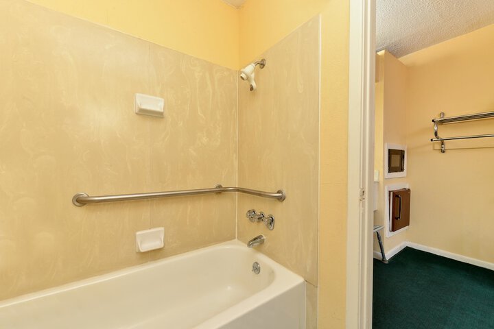 Room 32 of 46