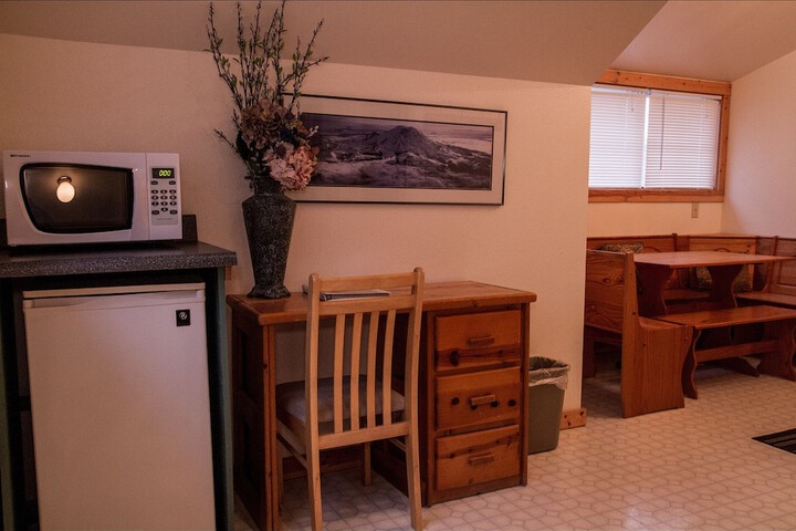 Whittakers Motel & Historic Bunkhouse