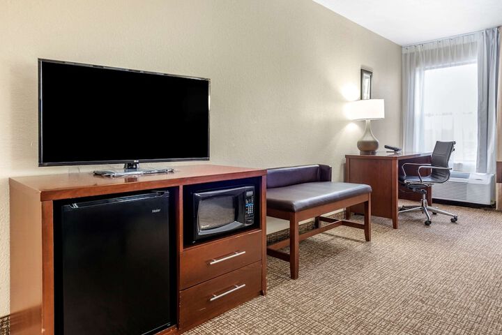Comfort Inn & Suites Cincinnati Eastgate