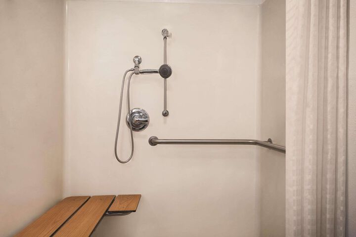 Country Inn & Suites by Radisson Dubuque, IA