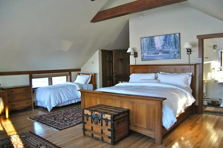 White Pillars Lodging