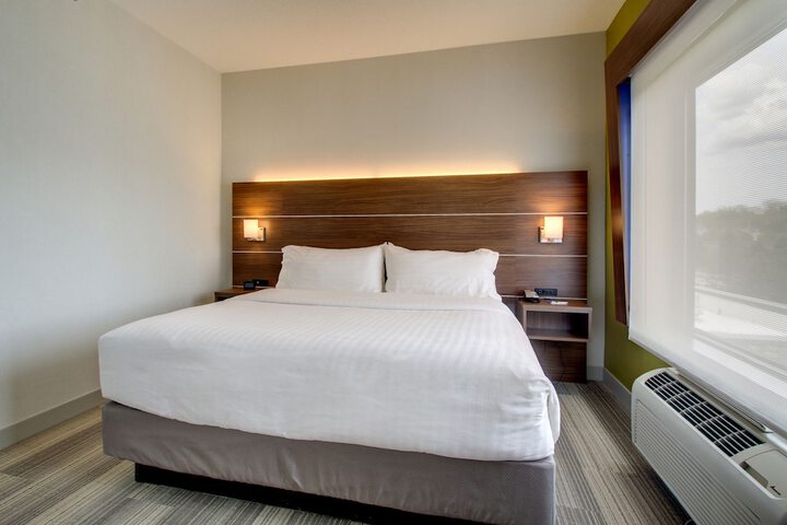 Holiday Inn Express & Suites Aurora - Naperville by IHG