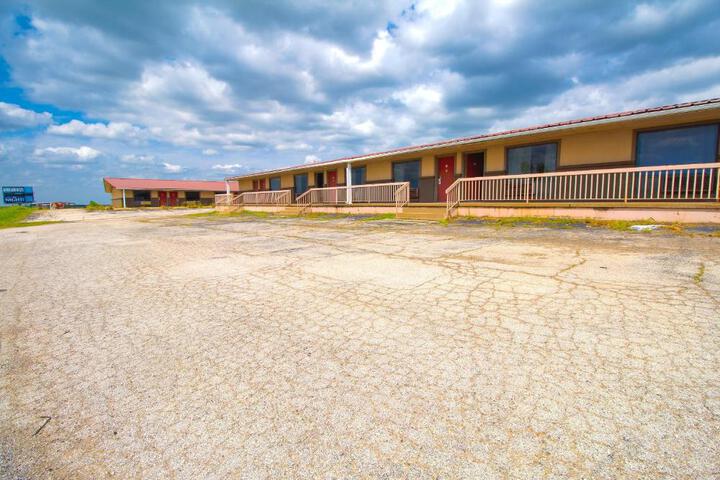 American Best Inn by OYO I-35 Perry near Lake McMurtry