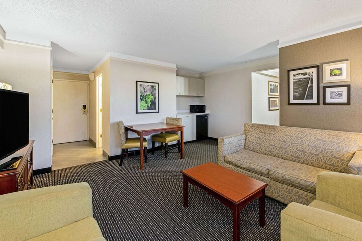 La Quinta Inn & Suites by Wyndham New Orleans Airport