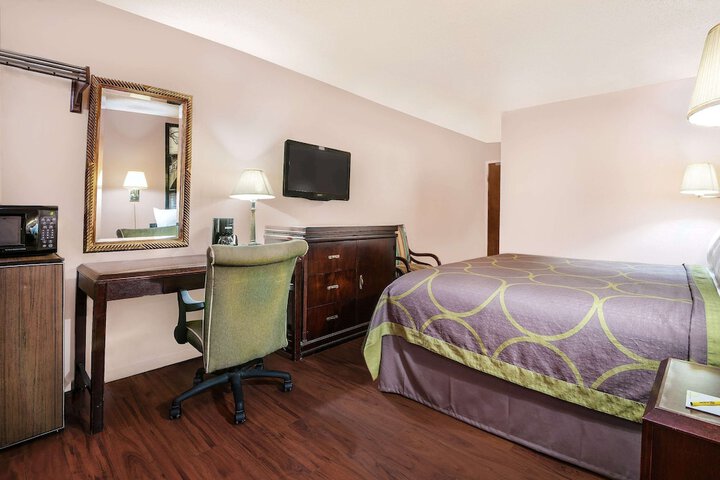 Room 15 of 28