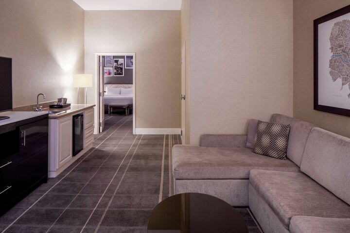 Lounge 65 of 77