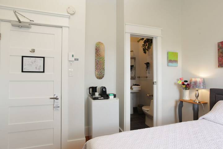 Room 32 of 46