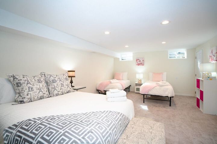The Meadowlark Manor Spacious Backyard & Hot Tub