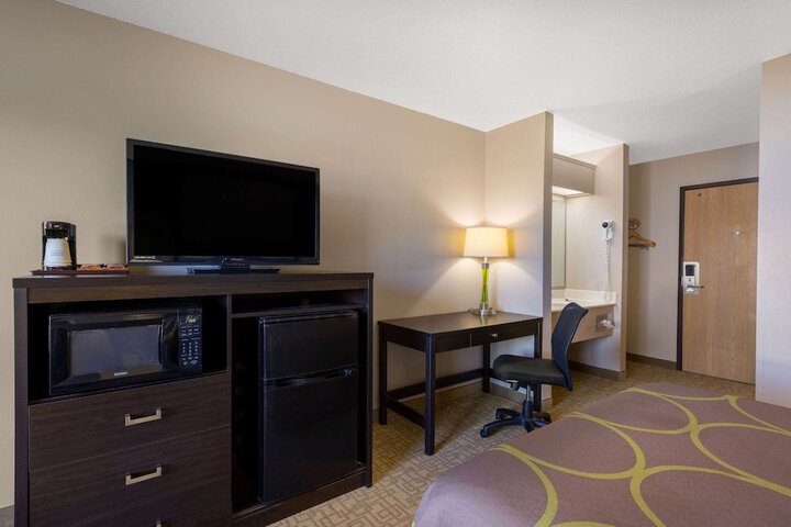 Super 8 by Wyndham Jackson MN