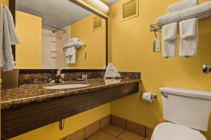 Best Western The Plaza Hotel Honolulu Airport - Free Breakfast