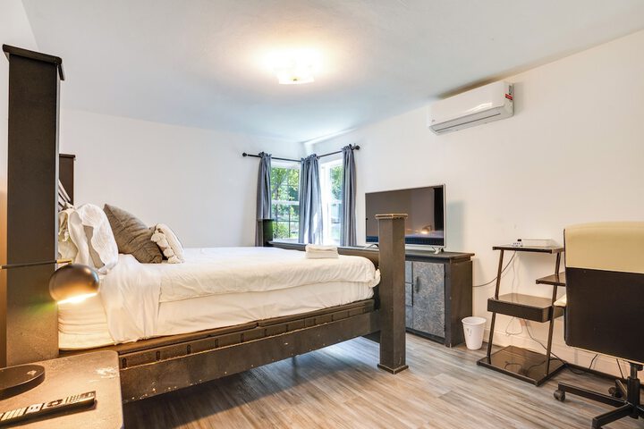 4 Mi to Nyc Shared Yard: Englewood Apartment!