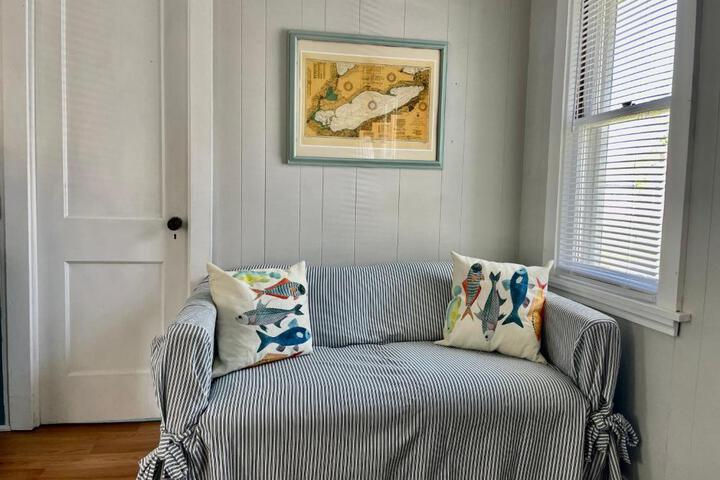 Drop Anchor Cottages and Lake House