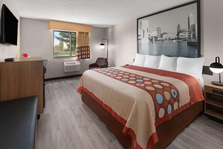 Super 8 by Wyndham Kent / Akron Area