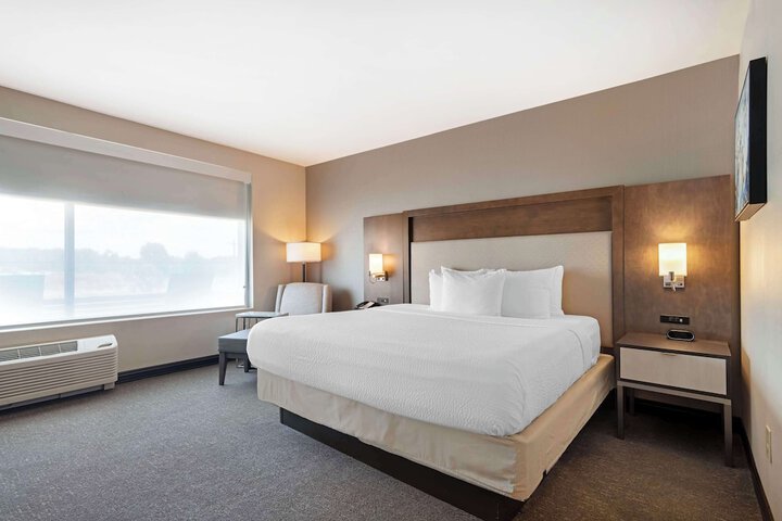 Best Western Plus Executive Residency Rigbys Water World Hotel
