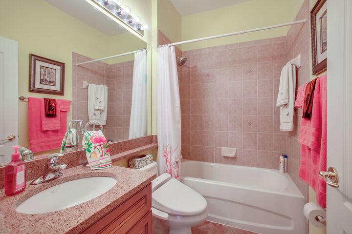 3 Mi to Dtwn Fort Myers: Condo w / Pool & Hot Tub